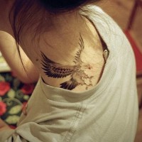 Tatuaje pequeño muy detallado el águila volando en la nuca