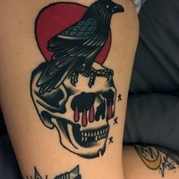 piccolo colorato cranio sanguinante  con corvo tatuaggio su coscia