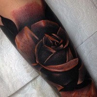 Kleine farbige dunkle Rose Tattoo am Arm