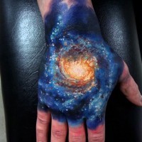 piccolo colorato spazio profondo galassia tatuaggio su mano