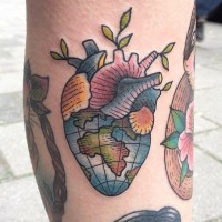 Kleines farbiges Herz in der Form vom Globus Tattoo mit Blättern