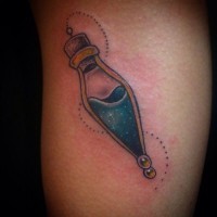Tatuaje en la pierna,
 botella con líquido azul mágico