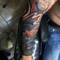 Tatuaje en el brazo,
máscara de samurái de colores oscuros
