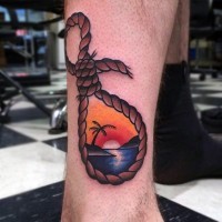 Tatuaje en el tobillo,  cuerda con paisaje de palmera y océano