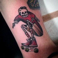 Tatuaje en el tobillo, 
esqueleto divertido con monopatín