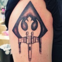 Tatuaje en el brazo, X-Wing con  emblema de la alianza Rebelde, colores negro blanco
