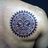Kleine farbige Tribal  Sonne Tattoo an der Schulter