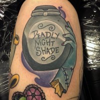 Kleine farbige Zombiehand mit Glas Tattoo mit Schriftzug