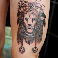 Tatuaje en el muslo,  león indio fascinante, old school