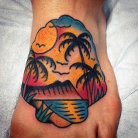 Tatuaje en el pie, playa con palmeras a puesta del sol