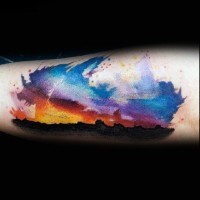 piccolo colorato tramonto con montagna tatuaggio su gamba