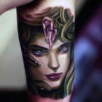Tatuaje  de retrato de Medusa interesante en el brazo