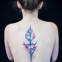 Kleines buntes Aquarell geometrisches Tattoo am Rücken