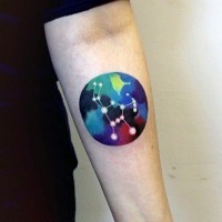 Tatuaje en el antebrazo,
signo del zodiaco de colores