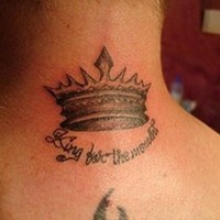 piccola corona tatuaggio sulla nuca per uomo