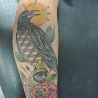 Tatuaje en la pierna, cuervo extraño con ojo misterioso y rosa