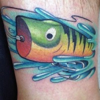 piccolo colorato pesce a forma esca tatuaggio su caviglia