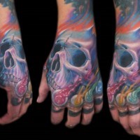 Kleines nettes farbiges Hand Tattoo des futuristischen Schädels und Medusen