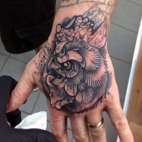 Tatuaje en la mano, cabeza de  gallo bello negro blanco