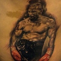 Tatuaje en la espalda, retrato pequeño de Mike Tyson enfadado