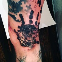 Tatuaje en la pierna, huella de mano humano, tinta negra