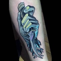 Kleines im Fantasy-Stil farbiges Unterarm Tattoo Hand mit dem Messer