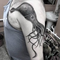 Tatuaje en el brazo, calamar magnífico largo negro blanco