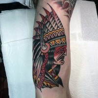 Tatuaje en el brazo, jefe severo  de indios, old school multicolor