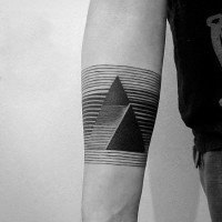piccoli figure geometriche bianco e nero tatuaggio su braccio