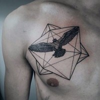 Tatuaje en el pecho,  águila pequeña en forma geométrica