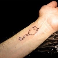 Pequeno fantasma como tatuagem de pulso de gato fofinho