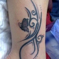 Tatuaje en el tobillo, 
mariposa pequeña con patrón negro tribal