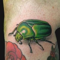 Kleiner grüner Käfer Tattoo am Bein