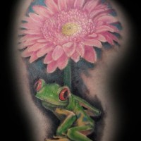 piccola rana verde seduta su fiore rosa tatuaggio