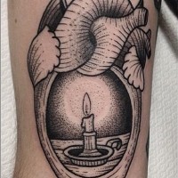 Kleines Herz Arm Tattoo mit kleiner Kerze