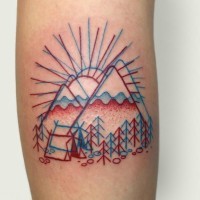 Tatuaje  de tiende en montañas, estilo precioso de dos colores