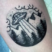 Tatuaje la pequeña nave alienígena con bosque y montañas en negro en la pierna