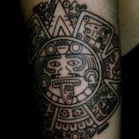 Tatuaje de ornamento tribal de maya, tinta negra
