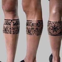 Kleines interessant bemaltes Bein bandförmiges Tattoo mit Tribal Verzierungen