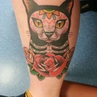 Tatuaje el gato en color en estilo mexicano con las rosas en el tobillo