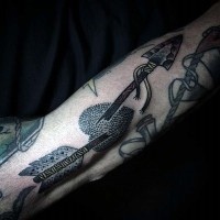 Tatuaje en el brazo, flecha antigua rota con corazón
