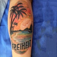 piccolo multicolore oceano isola con barca su tramonto con lettere tatuaggio su stinco