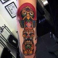Kleine mehrfarbige Tribalgötter Statue Tattoo am Arm