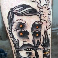 Kleiner mystischer rauchender hausgemachter Mann Tattoo am Bein