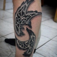 piccolo mistico dipinto nero e bianco due corvi volanti  tatuaggio su gamba