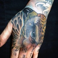 Kleiner naturfarbener Adlerkopf Tattoo an der Hand