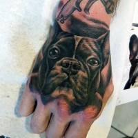 Kleines natürlich aussehendes schwarzes Porträt des Hundes Tattoo am Arm
