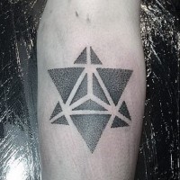 Tatuaje en el brazo, triángulos simples en forma interesante, tinta negra