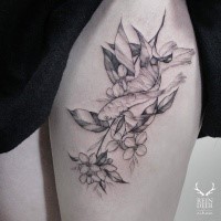 Tatuagem de coxa, bonita, de peixes e flores