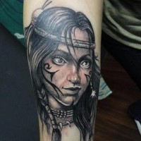 Tatuaje en el antebrazo, chica tribal pequeña
